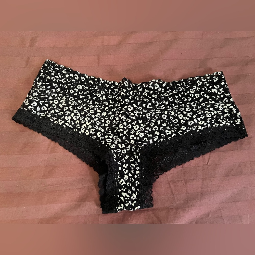 VS The Lacie Black and White Leopard Print Lace Panties
Size M
EUC - never worn